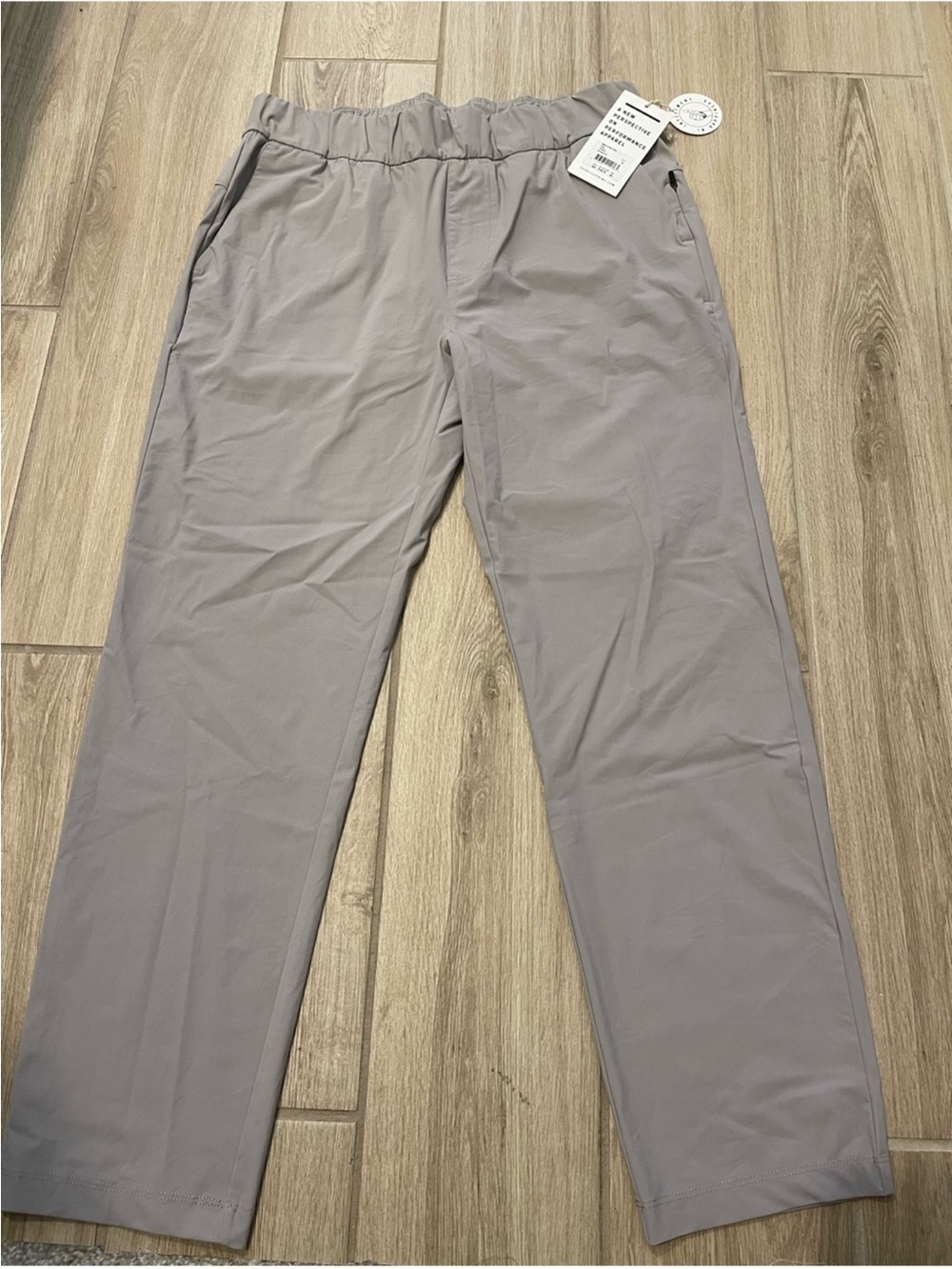NWT Vuori Mid Rise Miles Ankle Trouser Pants 26" Clay Sz M VW404